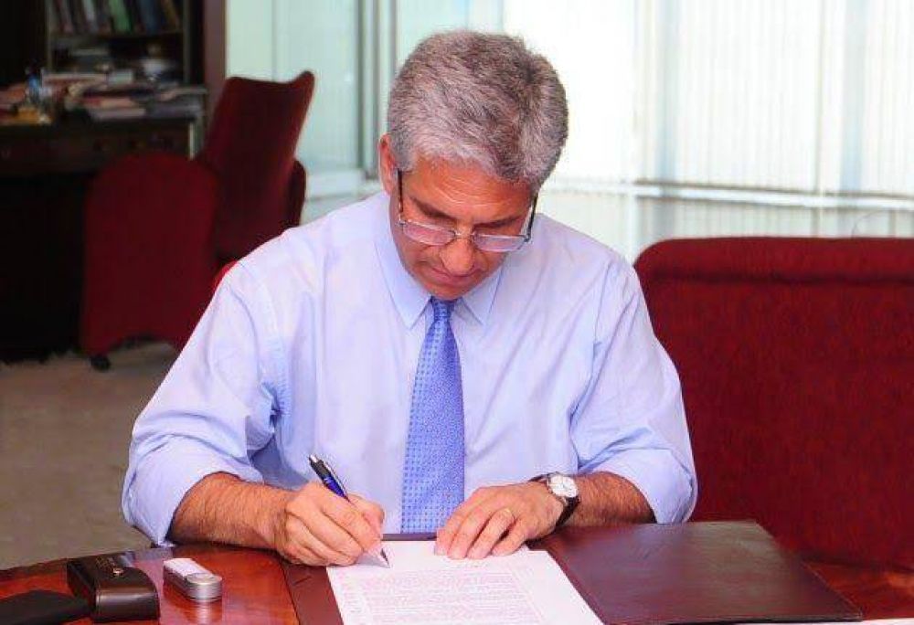 Claudio Poggi present� el proyecto de ley: Beca al M�rito �Bandera Argentina�
