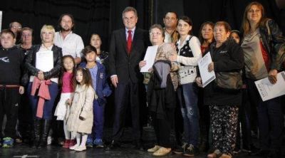 Gay encabez� el acto de entrega de escrituras a 629 familias bahienses