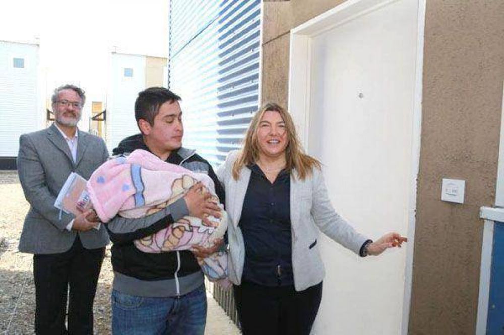 Bertone entreg� las llaves de su primera vivienda propia a dos familias de R�o Grande