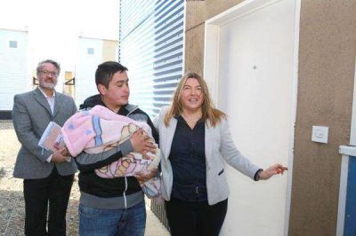 Bertone entreg� las llaves de su primera vivienda propia a dos familias de R�o Grande