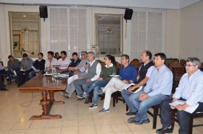 Cortina dice que hay que acostumbrarse a los desbordes cloacales y a las p�rdidas de agua