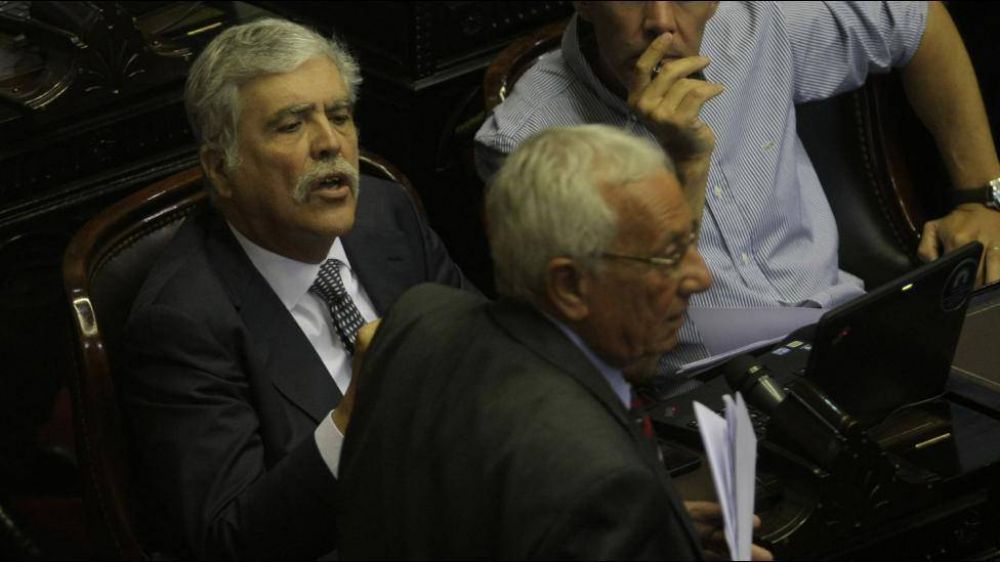 Dur�simo cruce entre Costa y De Vido por un pedido de renuncia a la Comisi�n de Energ�a