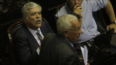 Dur�simo cruce entre Costa y De Vido por un pedido de renuncia a la Comisi�n de Energ�a