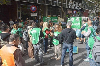 Ruidosa protesta de ATE frente al Ministerio de Trabajo de la Naci�n