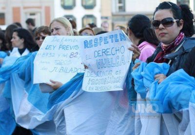 Dos fallos de la Justicia advirtieron al CGE que no puede realizar descuentos a los docentes sin autorizaci�n