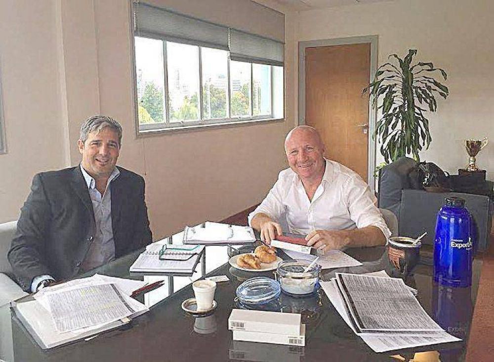 Mac Allister prometi� ayuda para concluir dos polideportivos