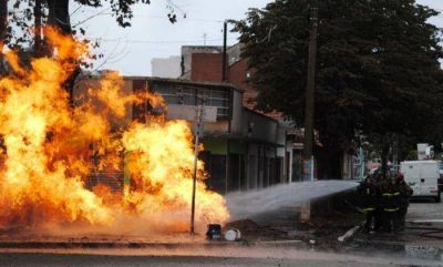 Tend�an una red �ptica, perforaron un ca�o de gas y provocaron incendio de magnitud en Libertad y Francia