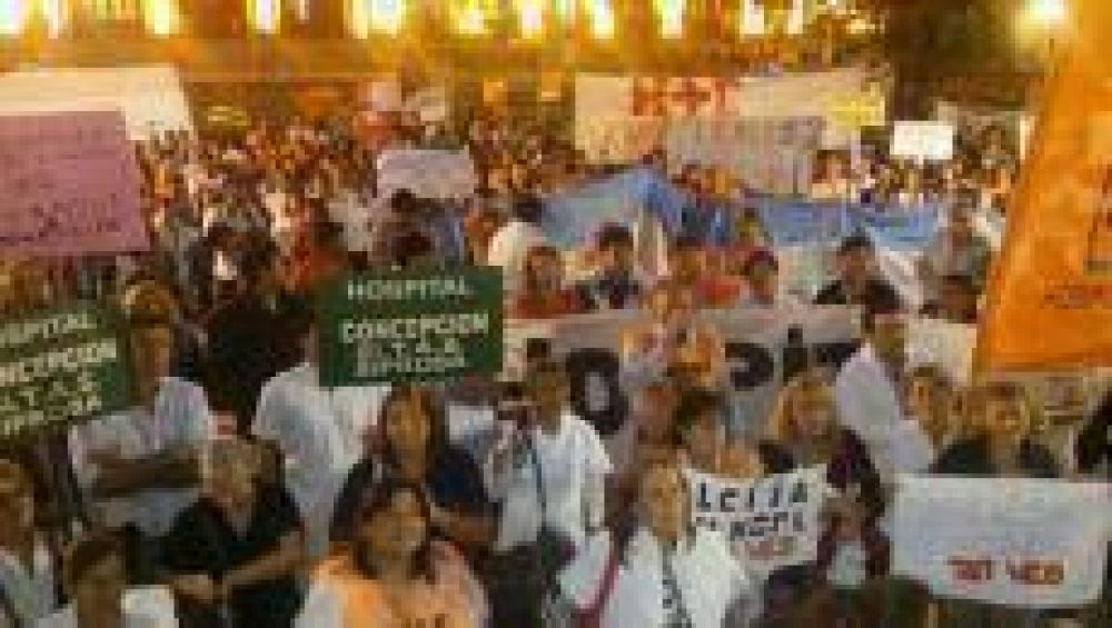 Trabajadores de la salud manifestaron en la plaza Independencia