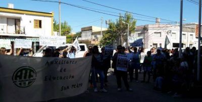 Auxiliares: Por los descuentos, paro por 48 horas