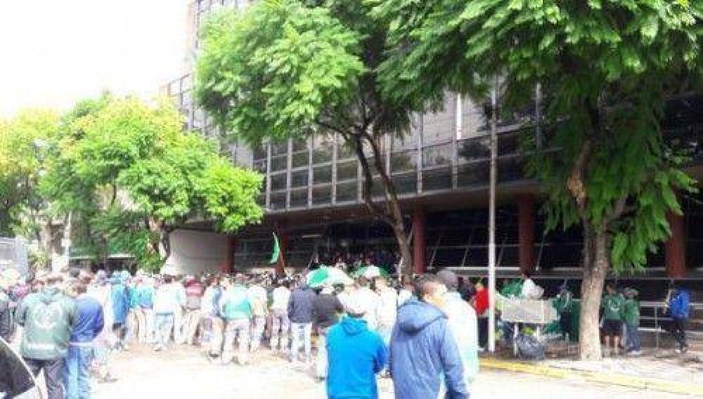 Esteban Echeverr�a: Recolectores de residuos acampan frente al Municipio