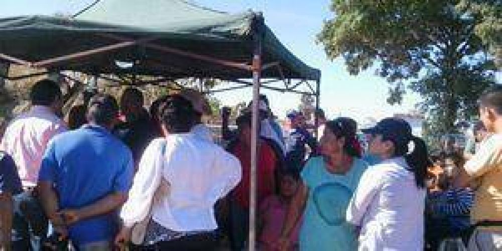Vecinos impiden el trabajo en la barrera