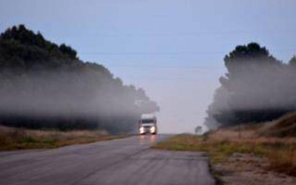 Nube t�xica en Tornquist tras vuelco de un cami�n con �cido clorh�drico