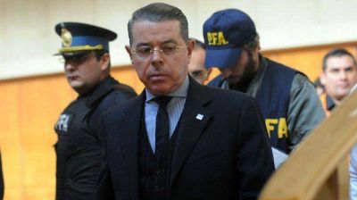 El juez Norberto Oyarbide anunci� su renuncia