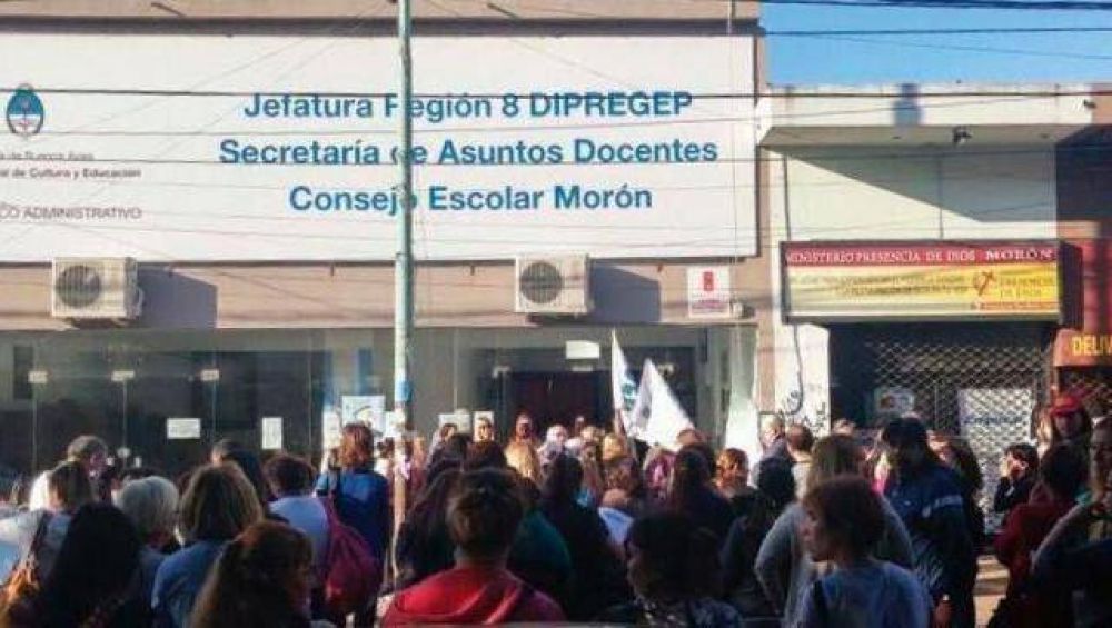 Protestan frente al Consejo Escolar por recorte salarial y precarizaci�n laboral