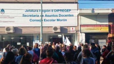 Protestan frente al Consejo Escolar por recorte salarial y precarizaci�n laboral