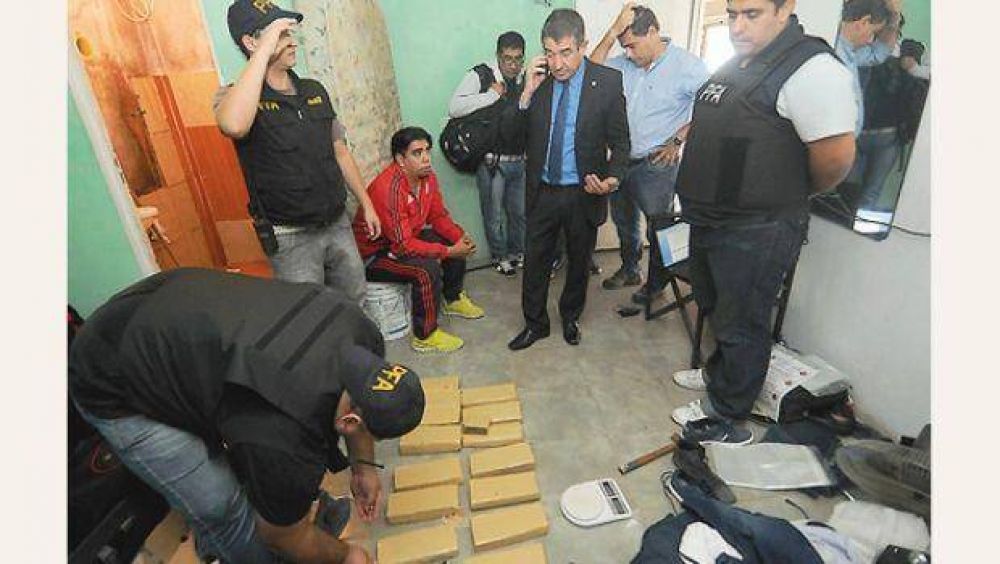 Con un megaoperativo policial, detienen a 13 personas en la Villa 31 por narcotr�fico