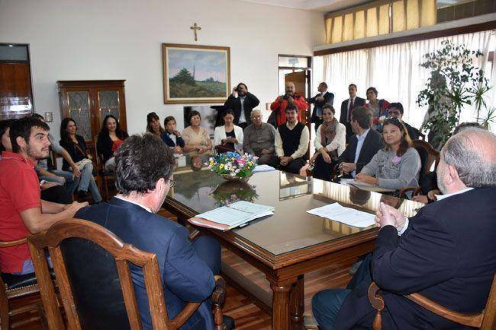 Verna recibi� a vecinos que reclaman por falta de gas