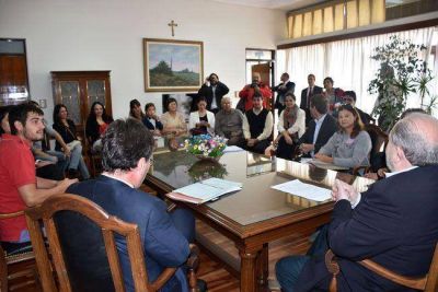 Verna recibi� a vecinos que reclaman por falta de gas
