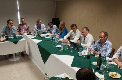Cambiemos y el FpV, en la pelea por la FAM