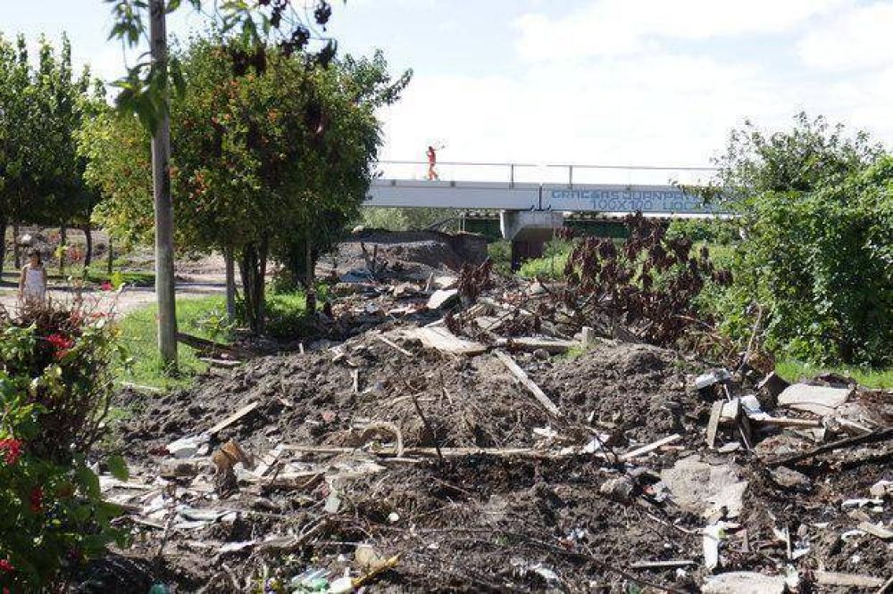 A la vera de El Gato, monta�as de escombros son un riesgo sanitario