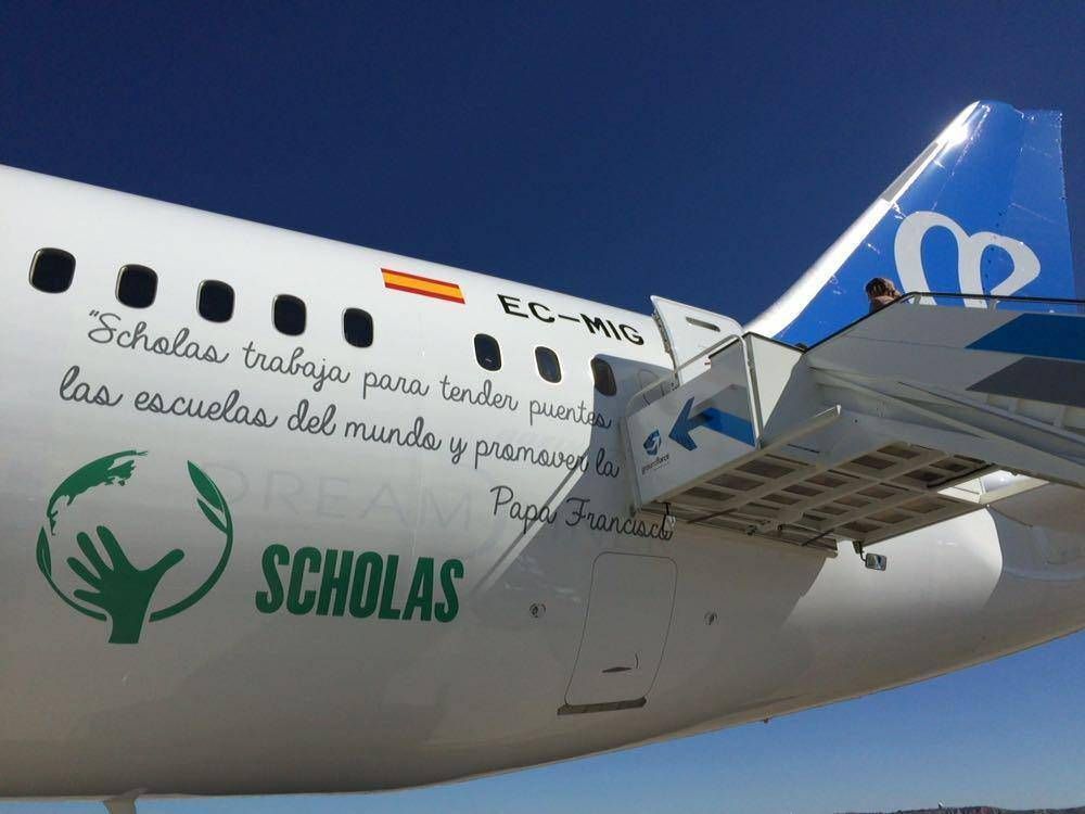 Se presentó el primer Boeing 787 Dreamliner de AIR Europa con el logo de Scholas