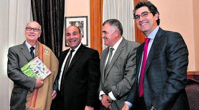 Manzur entreg� m�dulos, pero le reclamaron obras
