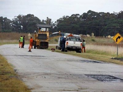 Realizan tareas de bacheo sobre la ruta 11 entre Miramar y Mar del Sud