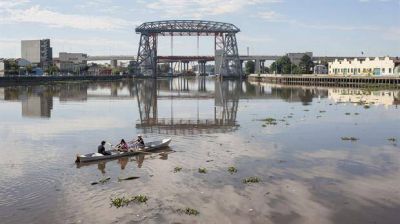 Riachuelo: quieren que siga vedado navegar su cauce
