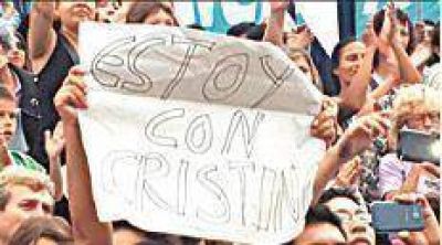 El abrazo de la militancia a CFK