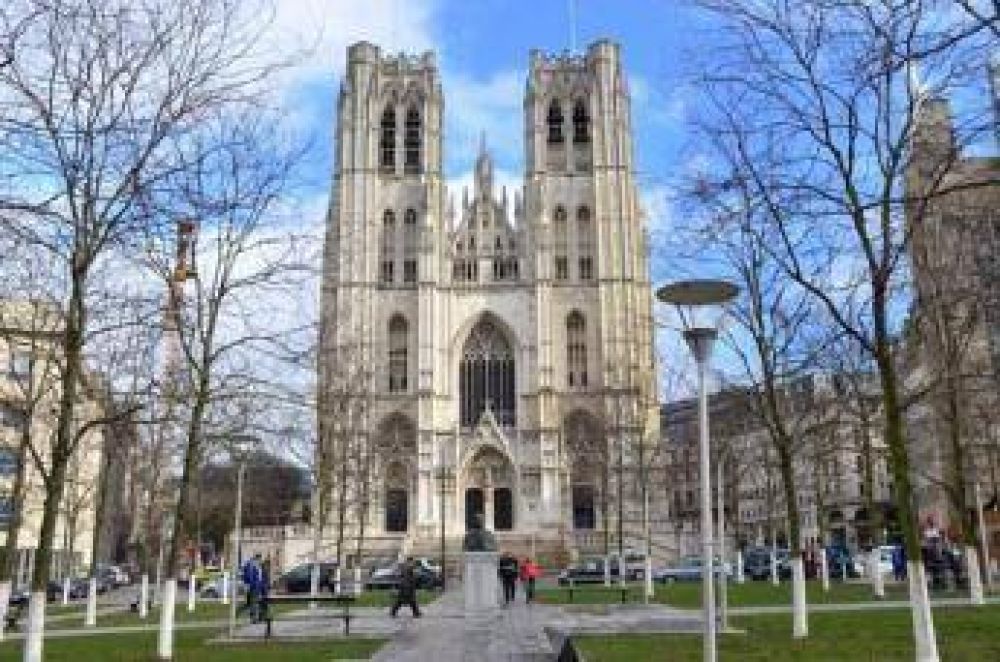 Musulmanes participan de una oración interreligiosa en la Catedral de Bruselas