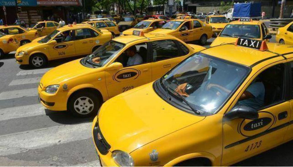 Taxistas esperan por tarifa