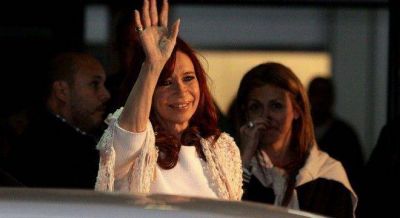 Lleg� Cristina Kirchner y una multitud la esper� en Aeroparque