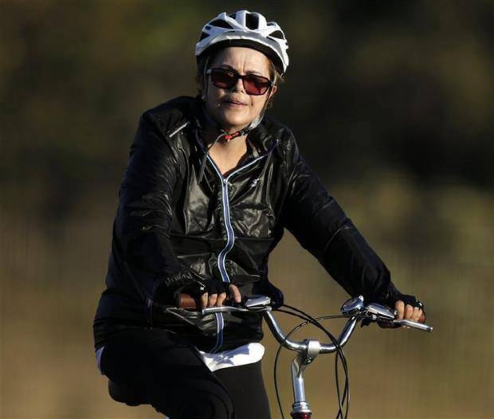 Aislada, Dilma busca la calma con ejercicio y viendo series