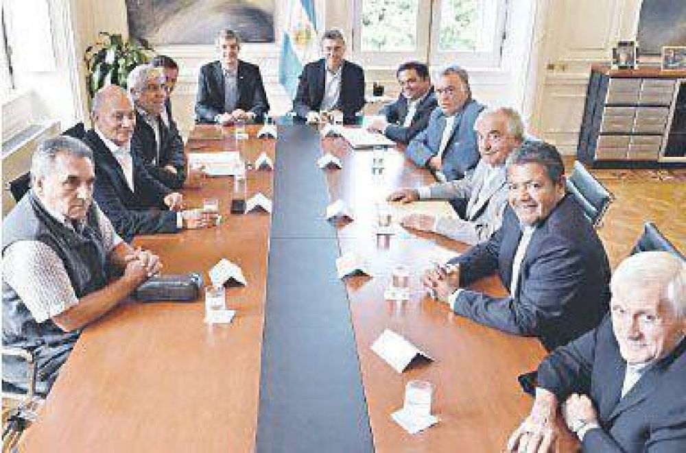 Macri recibe ma�ana a las tres CGT para intentar apaciguarlas