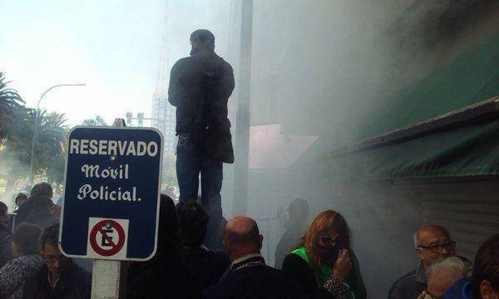El mtodo Vidal, esta vez en Baha: cerco y gas pimienta para manifestantes