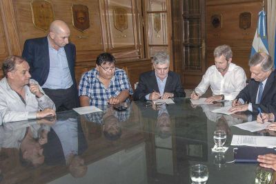 Acuerdo: no habr� despidos y subir�n casi todos los equipos