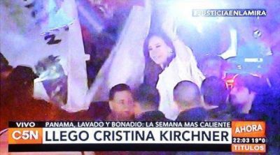 Cristina Fern�ndez arrib� a Buenos Aires y fue recibida por una multitud de simpatizantes