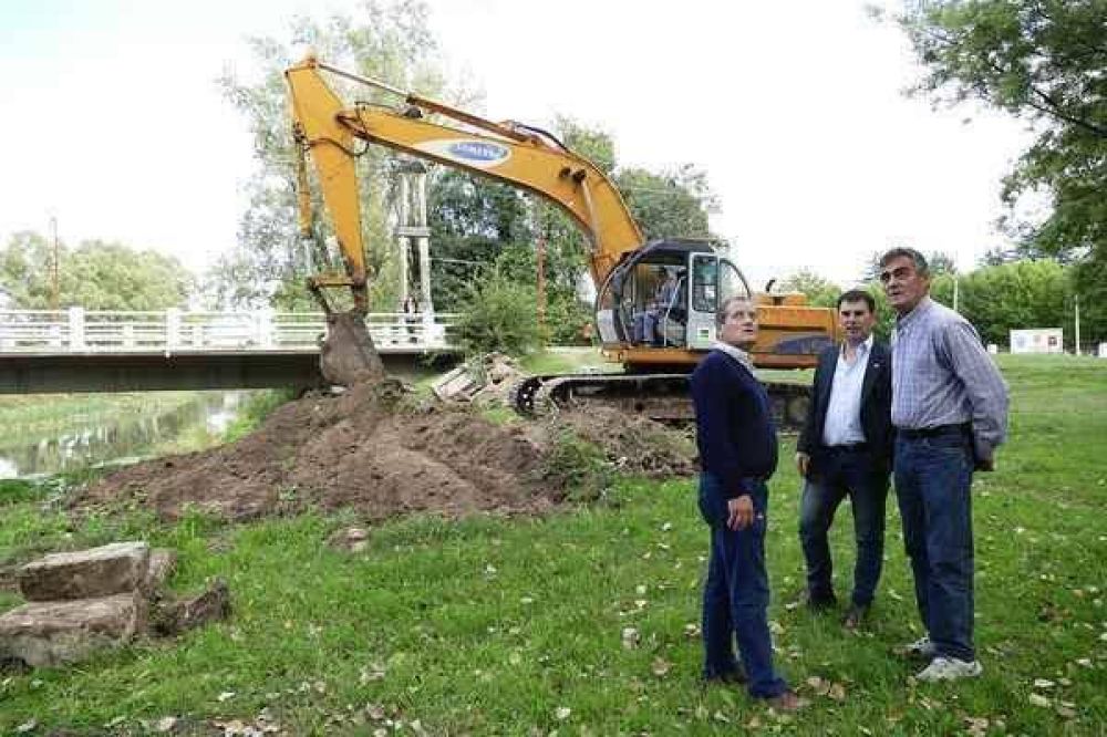 SE REALIZARON TAREAS H�DRICAS EN EL PUENTE DE AVENIDA PER�N