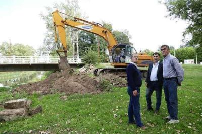 SE REALIZARON TAREAS H�DRICAS EN EL PUENTE DE AVENIDA PER�N