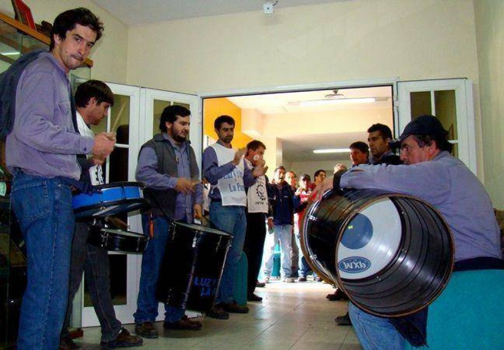 Ruidosa protesta de Luz y Fuerza en la CPE