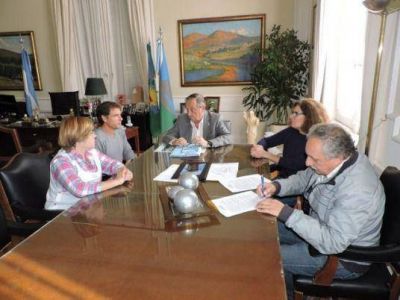 Se firm� el contrato para realizar obras en la Escuela Primaria n� 5308