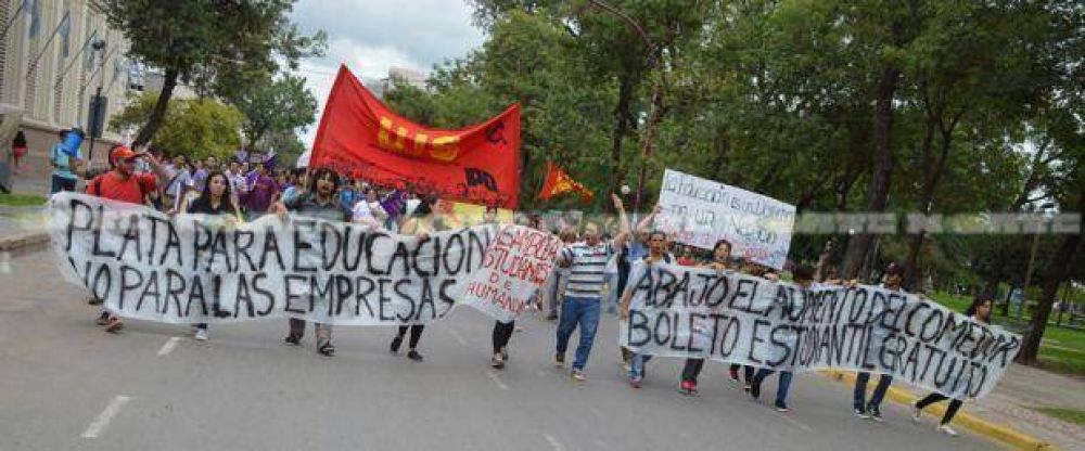 Estudiantes universitarios repudiaron el aumento del boleto Chaco-Corrientes