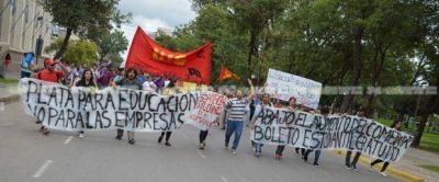 Estudiantes universitarios repudiaron el aumento del boleto Chaco-Corrientes
