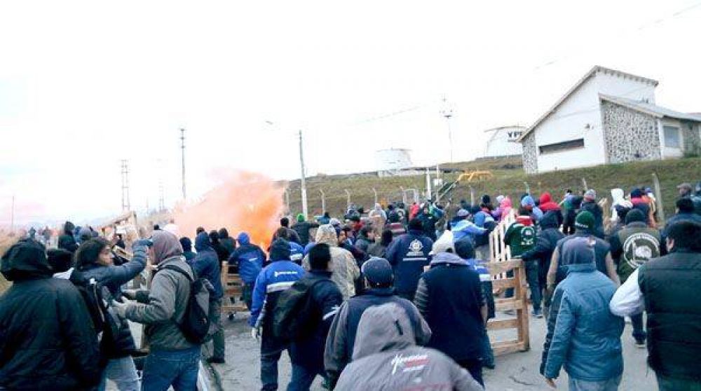 Camioneros se enfrentaron con estatales y se abrieron paso hacia la Planta Orion