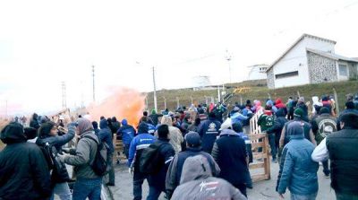 Camioneros se enfrentaron con estatales y se abrieron paso hacia la Planta Orion