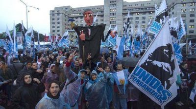 La C�mpora, ex funcionarios y ultrakirchneristas, afuera de Comodoro Py para apoyar a Cristina Kirchner