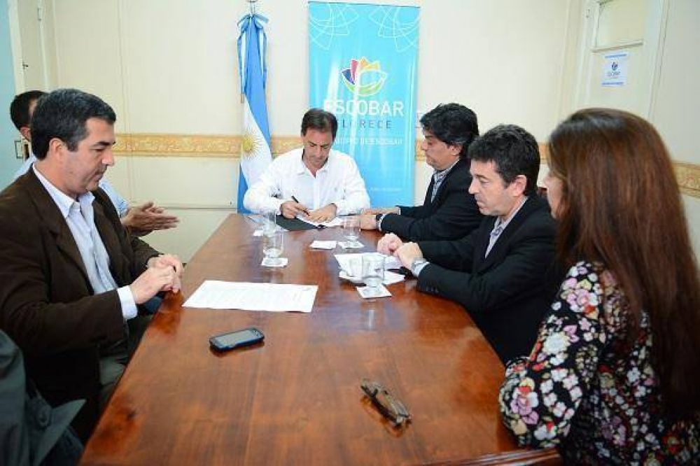 Escobar firm� un convenio para aplicar el estacionamiento medido
