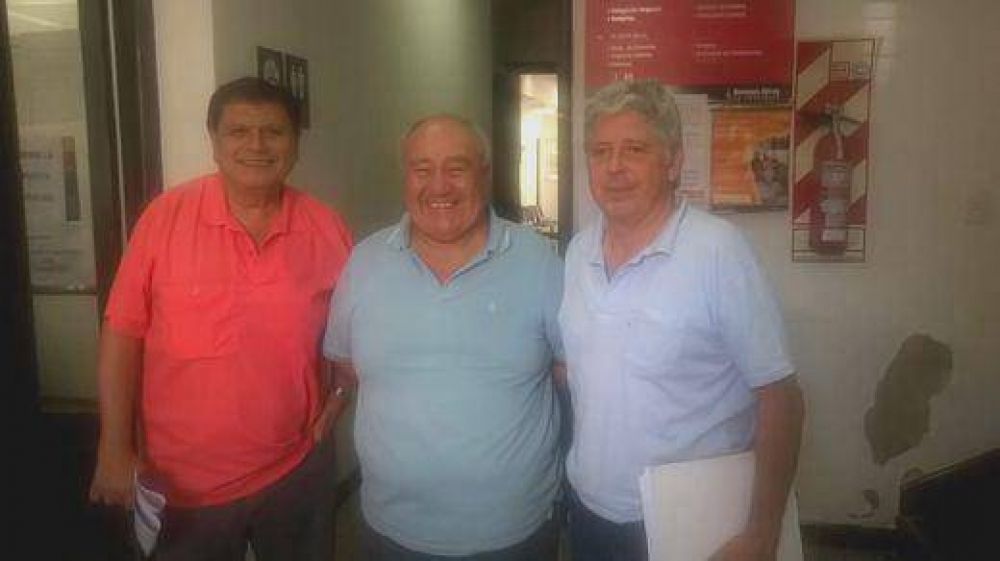 Paritarias municipales: los tres sindicatos se dividieron y perdieron fuerza en la negociaci�n