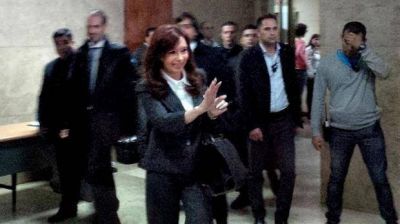 Cristina call� ante la Justicia y habl� delante de la militancia