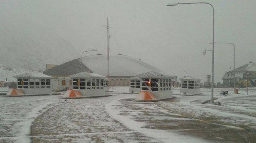 Cerraron el paso a Chile por temporal de nieve y viento